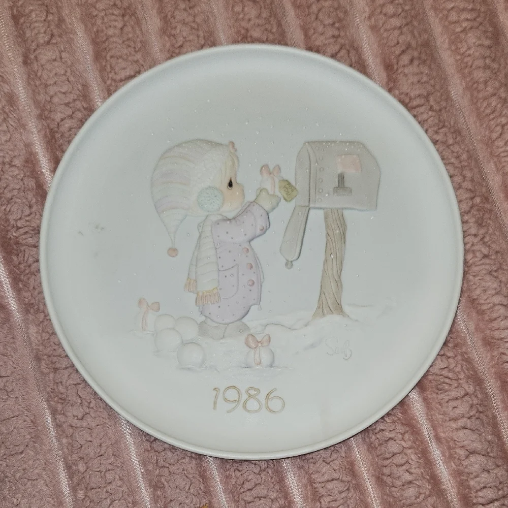 Precious Moments Christmas Love Series Plate, 1986 - Picture 1 of 9